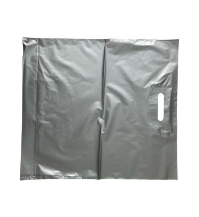 LDPE taška se zpevněným průhmatem a se složeným dnem, délka 50 cm, šířka 45 cm, stříbrná